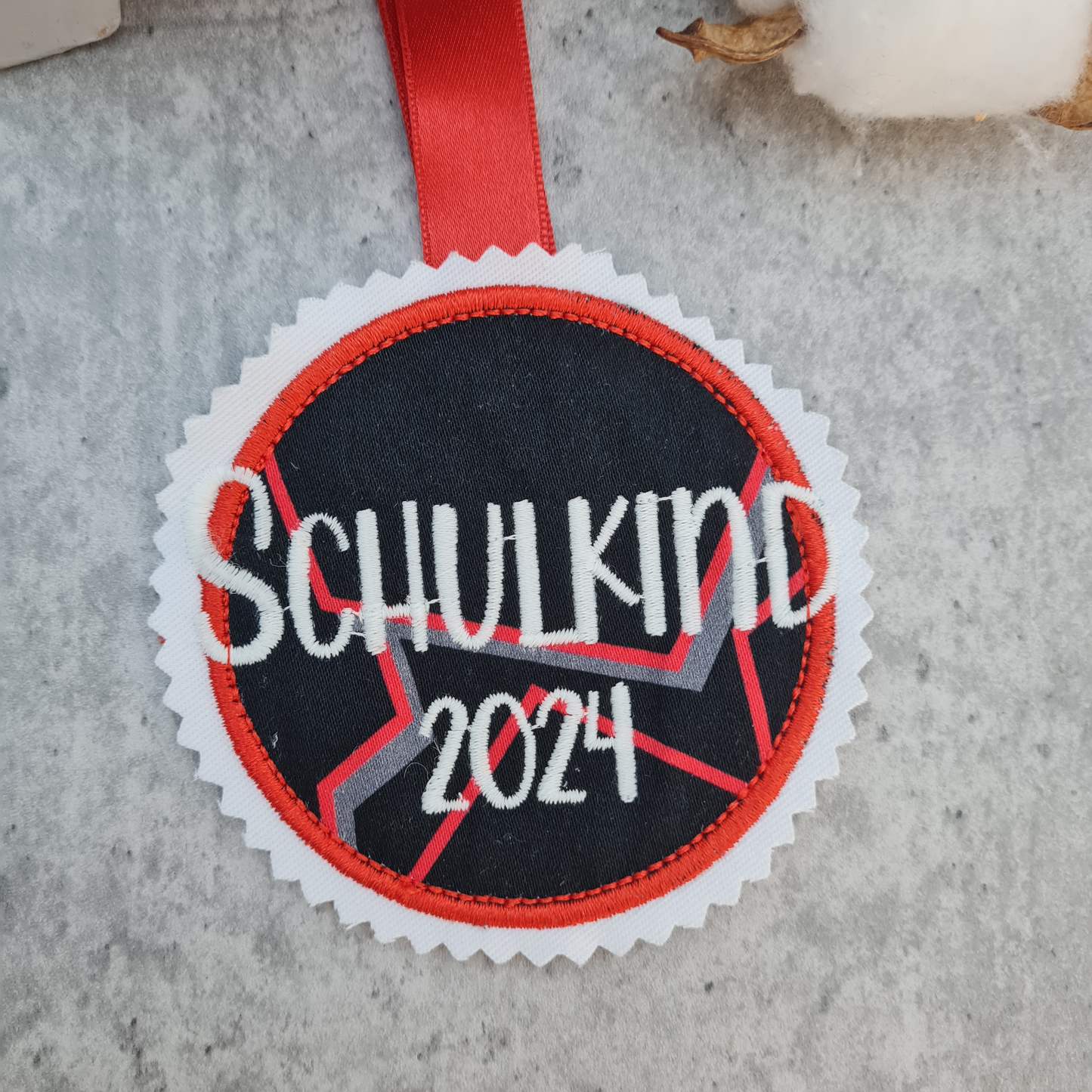STICKDATEI | Button Anhänger Klettie | Schulkind 2025