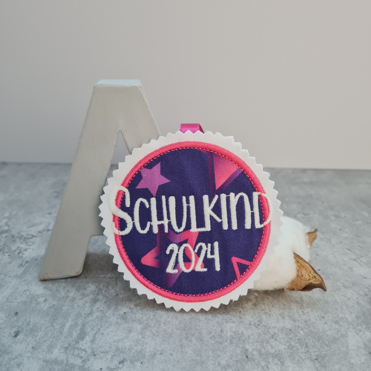 STICKDATEI | Button Anhänger Klettie | Schulkind 2025