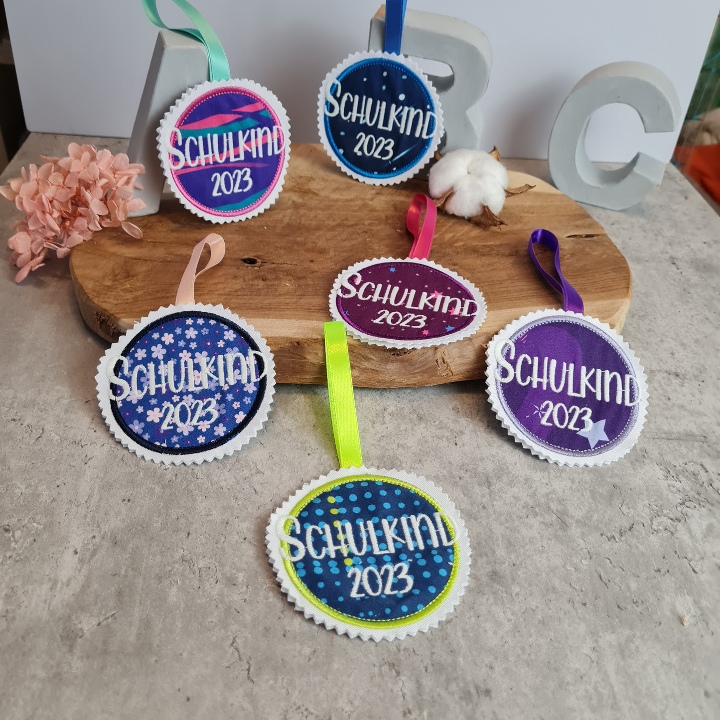 STICKDATEI | Button Anhänger Klettie | Schulkind 2025