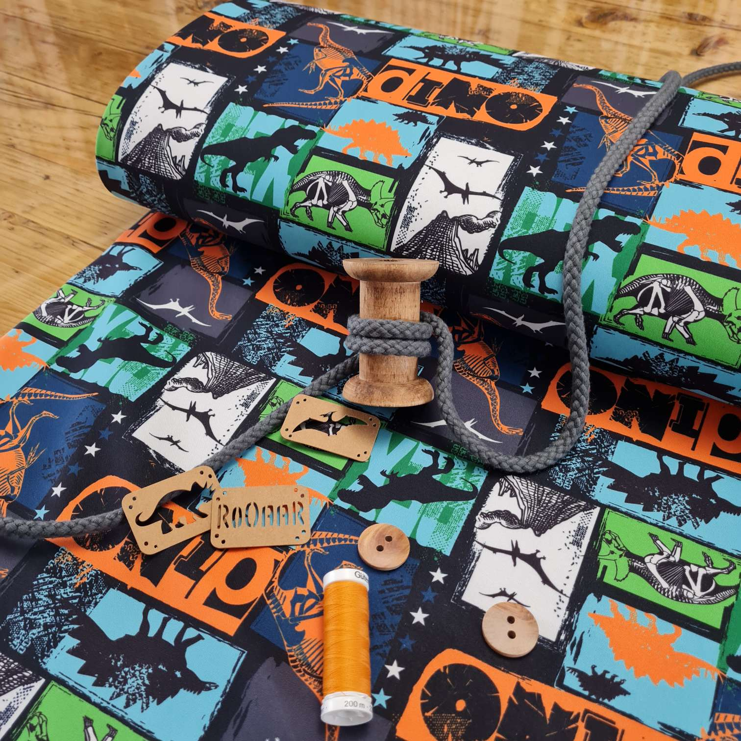 Reststück 1,4 m - Softshell | Dinosaurier | Bunt