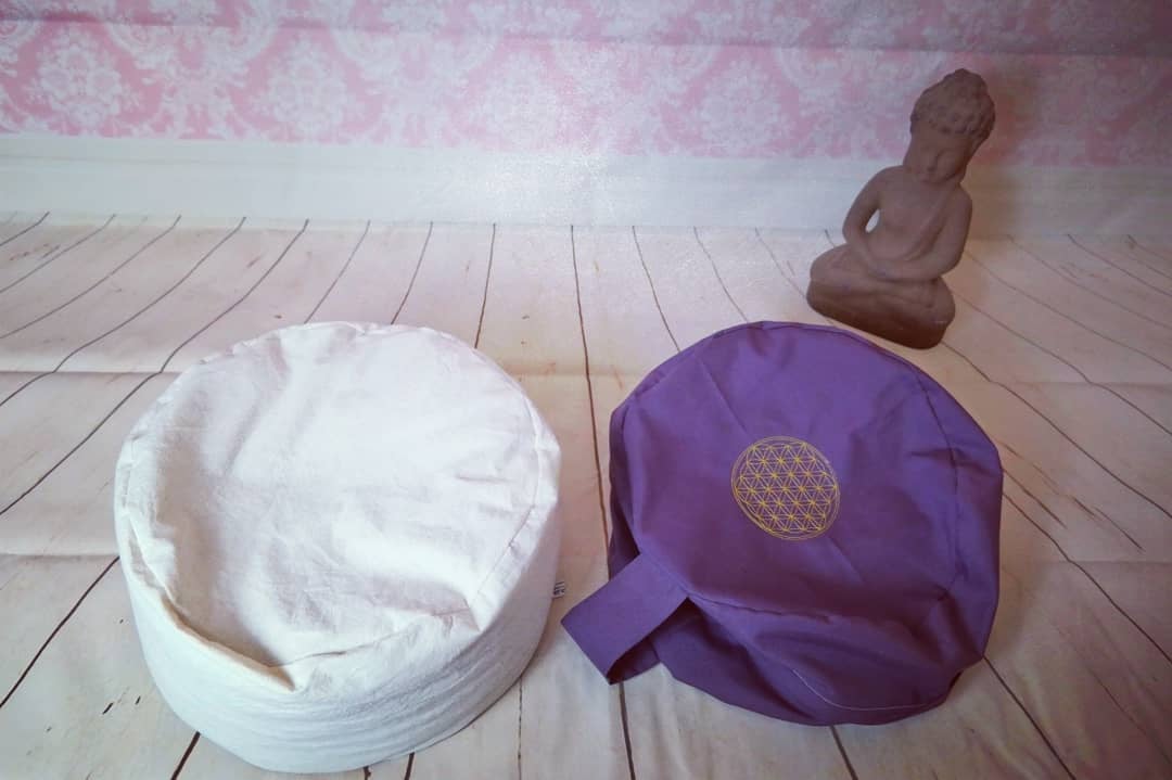 Rundes Yoga- Kissen mit Stickerei - Kleekäfer´s Fadenstübchen