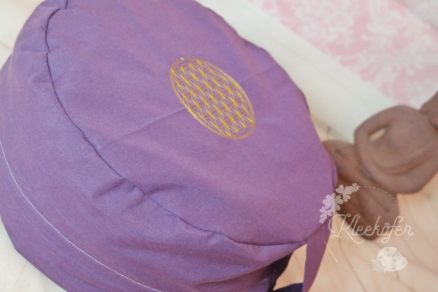 Rundes Yoga- Kissen mit Stickerei - Kleekäfer´s Fadenstübchen