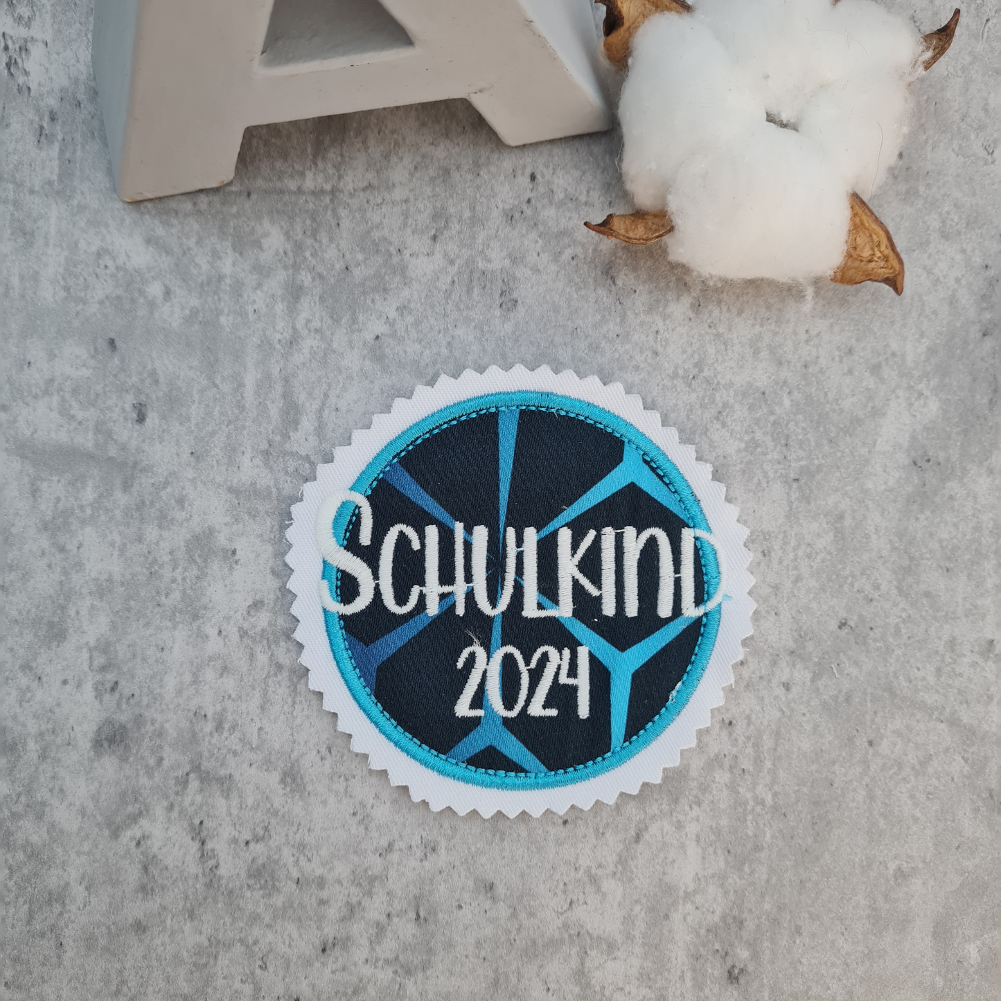 STICKDATEI | Button Anhänger Klettie | Schulkind 2024