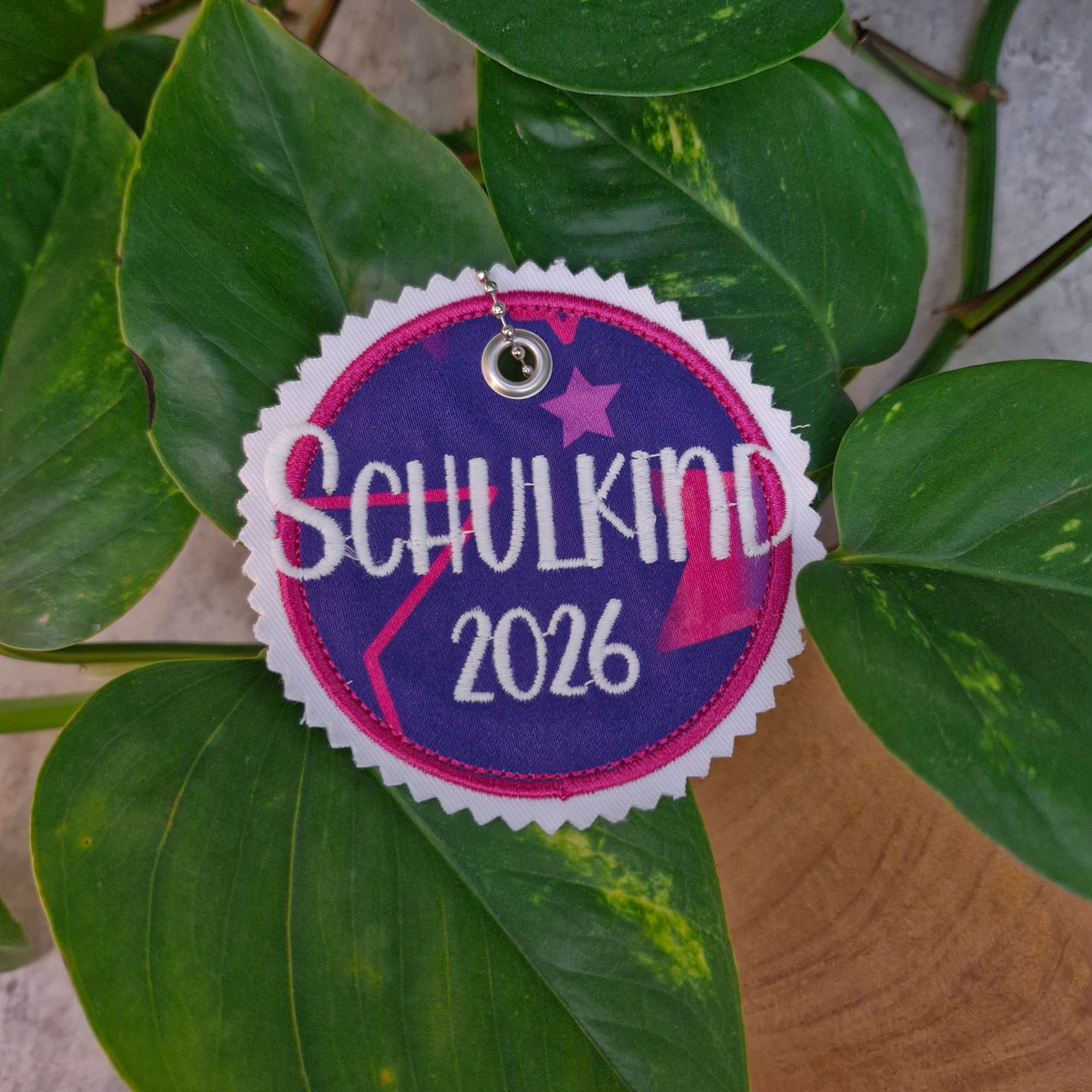 STICKDATEI | Button Anhänger Klettie | Schulkind 2026