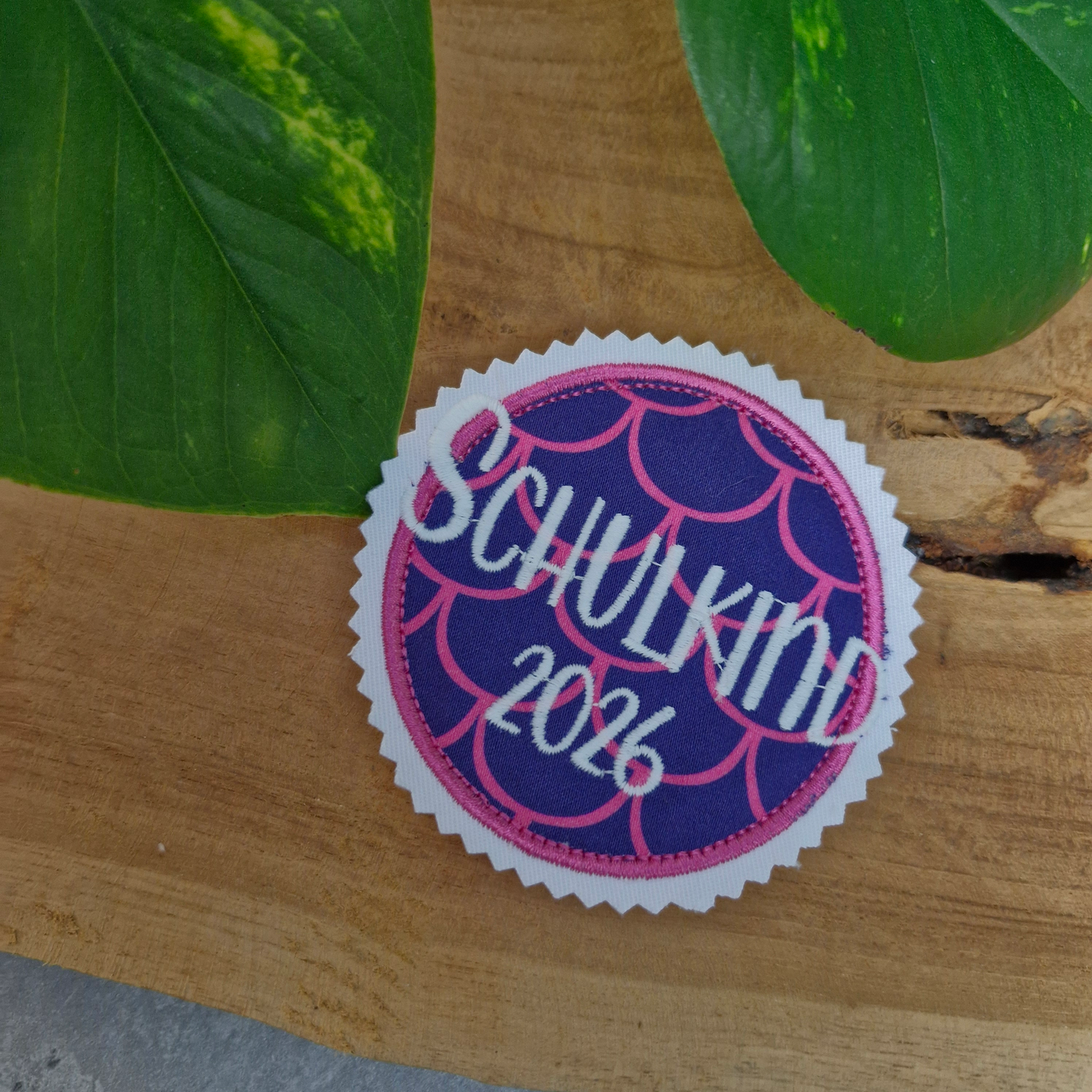 STICKDATEI | Button Anhänger Klettie | Schulkind 2026