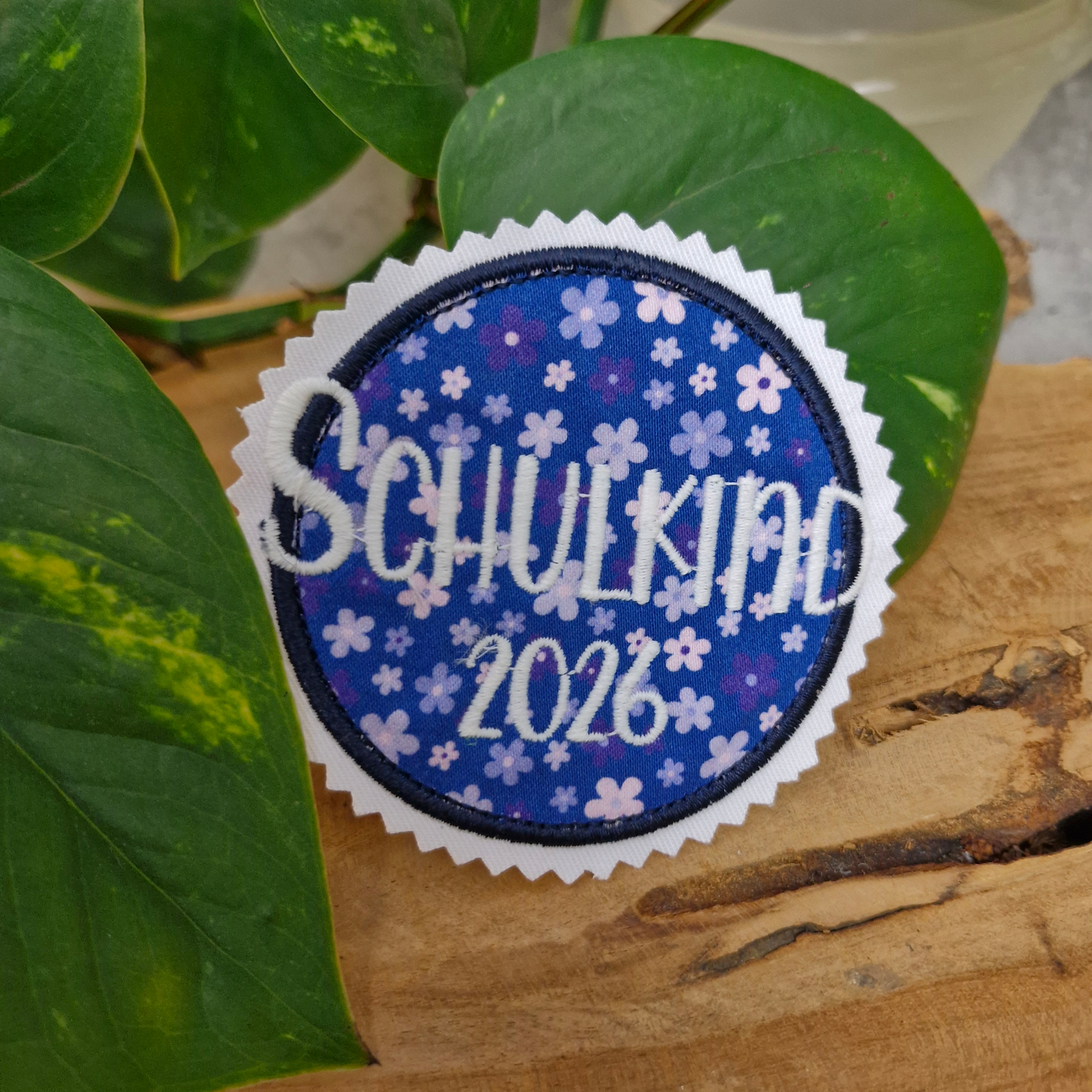 STICKDATEI | Button Anhänger Klettie | Schulkind 2026